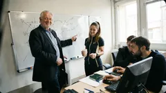 Vtipná historka: Šéf na porade vytiahol „nový plán“ a všetci sme stíchli